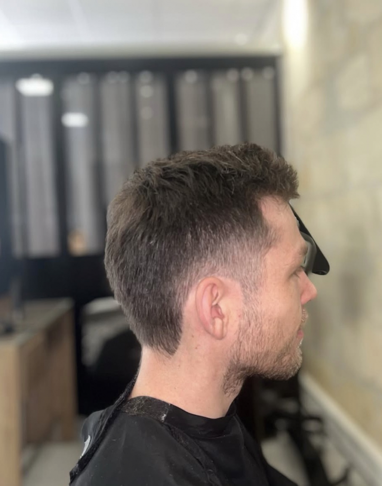 Hommes,  coupe coiffage, cheveux courts illustration 1